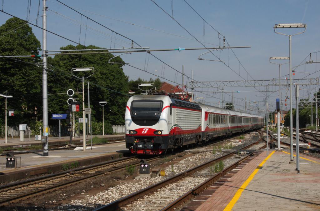 E-Lok 420175 fährt mit einem Schnellzug von Venedig kommend auf dem Weg nach Lecce am 8.6.2015 um 09.51 Uhr in Rimini ein.