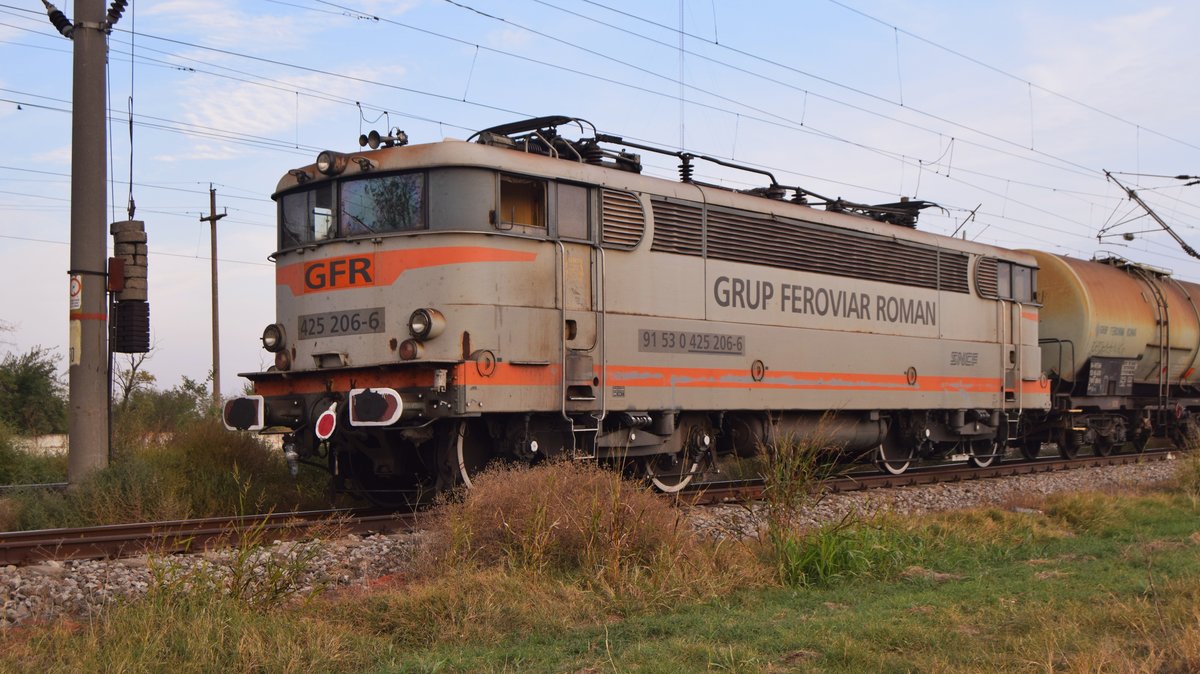 E-Lok 425-206-6 mit abgestelltem Kesselwagenzug am 30.09.2017 in Bahnhof Movila, wenige kilometer nördlich von Fetesti.