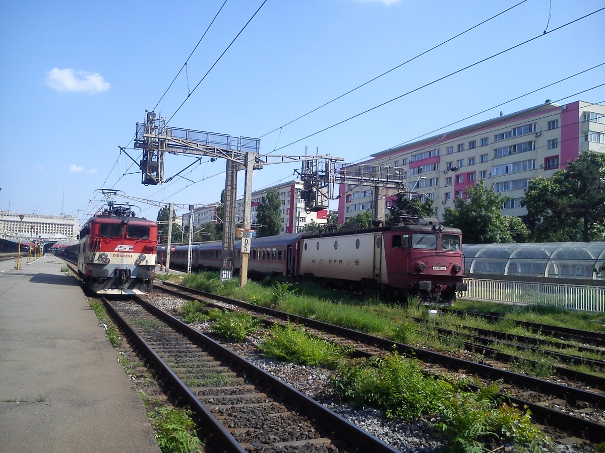 E-Lok 425-536 der Regiotrans und eine E-Lok der Baureihe 41 im bukarester Nordbahnhof am 10.06.2014. 