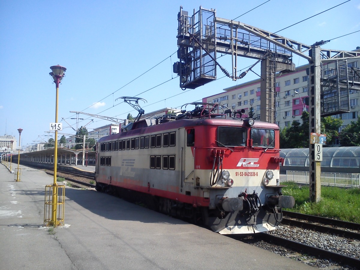 E-Lok 425-536 der rRegiotrans tritt ihren Dienst im bukarester Nordbahnhof am 10.06.2015 an.