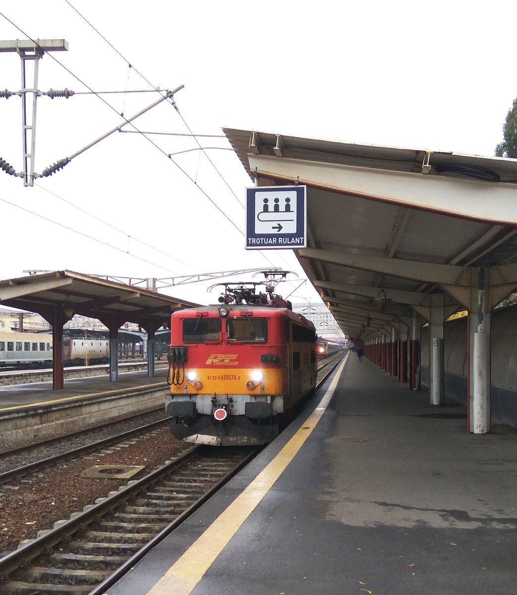 E-Lok 425-576-2 im Bukarester Nordbahnhof am 16.10.2016
