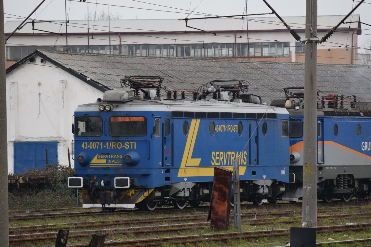 E-Lok 43-0071-1 der Servtrans wartet am 29.12.2015 im Bahnhof Drobeta Turnu Severin auf gruenes Licht.