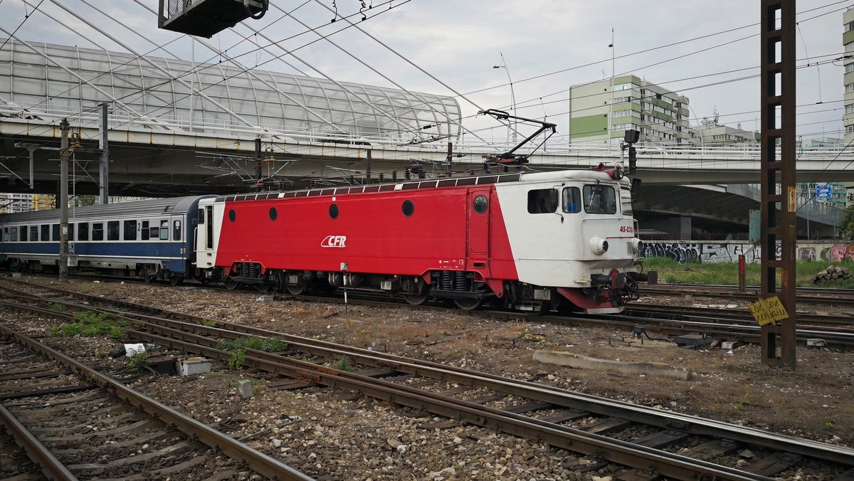 E-Lok 45-0318-1 schiebt am 07.08.2018 ihre IR-Garnitur nach vollendeter Fahrt in die Wageninstandhaltung