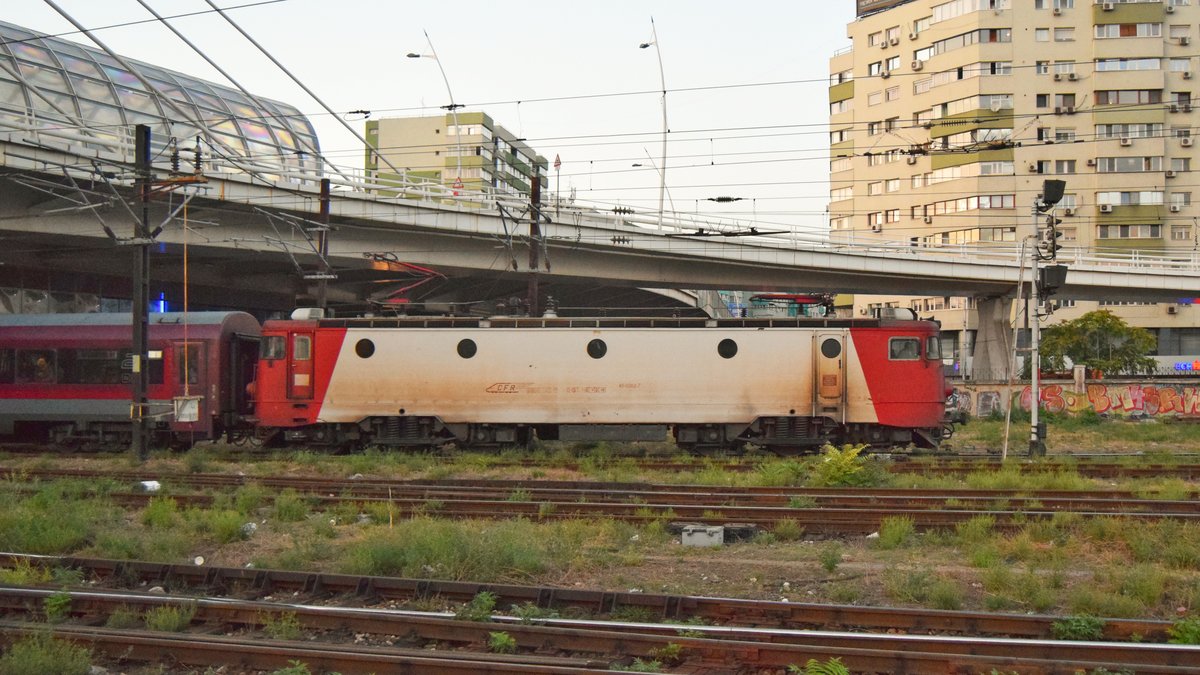 E-Lok 45-0363-7 mit Interregio-Garnitur im Nordbahnhof Bukarest am 17.09.2017.