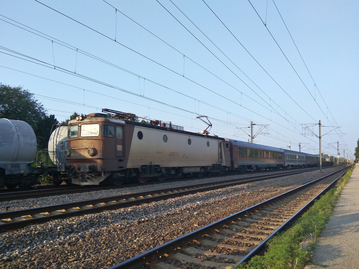 E-Lok 45-0379-3 mit Interregio aus Richtung Constanta durchfährt am 09.08.2017 den Bahnhof Bucuresti Baneasa.