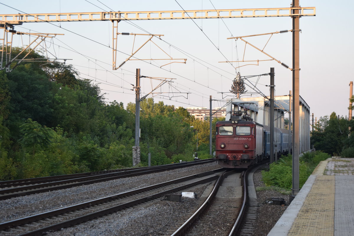 E-Lok 45-0397-5 zieht am 21.08.2016 mit IR aus Mangalia am Schwrzen Meer in Richtung Satu Mare an Gleis 1 des Bahnhofs Bucuresti Baneasa ein.
