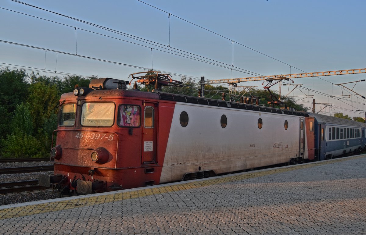 E-Lok 45-0397-5 zieht am 21.08.2016 mit IR aus Mangalia am Schwrzen Meer in Richtung Satu Mare an Gleis 1 des Bahnhofs Bucuresti Baneasa ein.