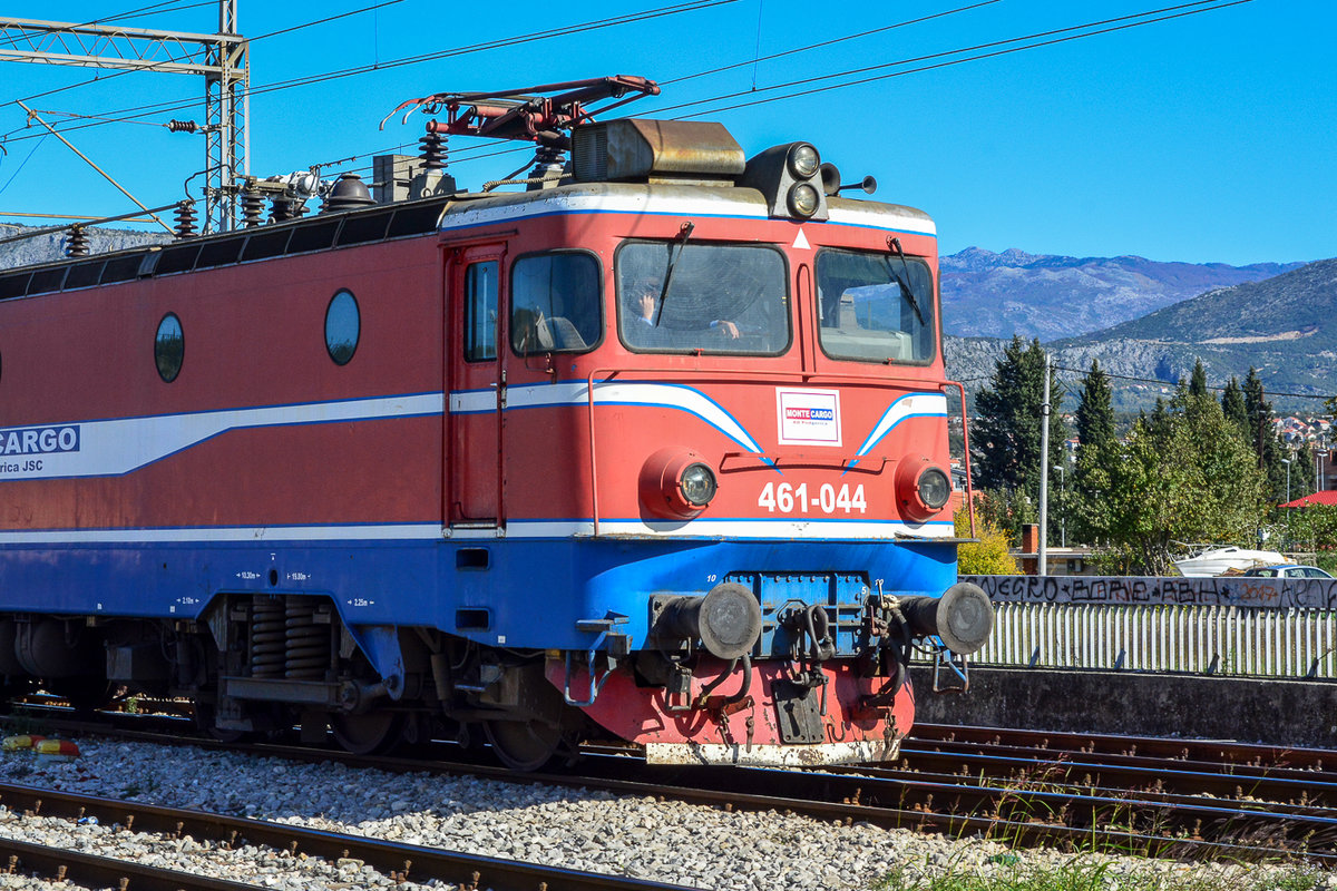 E-Lok 461-044 von Montecargo zieht einen Güterzug im Richtung Süden.
Aufgenommen am 30.10.2017 um 11:46 Uhr kurz vor dem Hauptbahnhof Podgorica. 