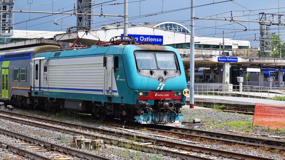 E-Lok 464.225 am 23.05.2018 in Bahnhof Roma Ostiense