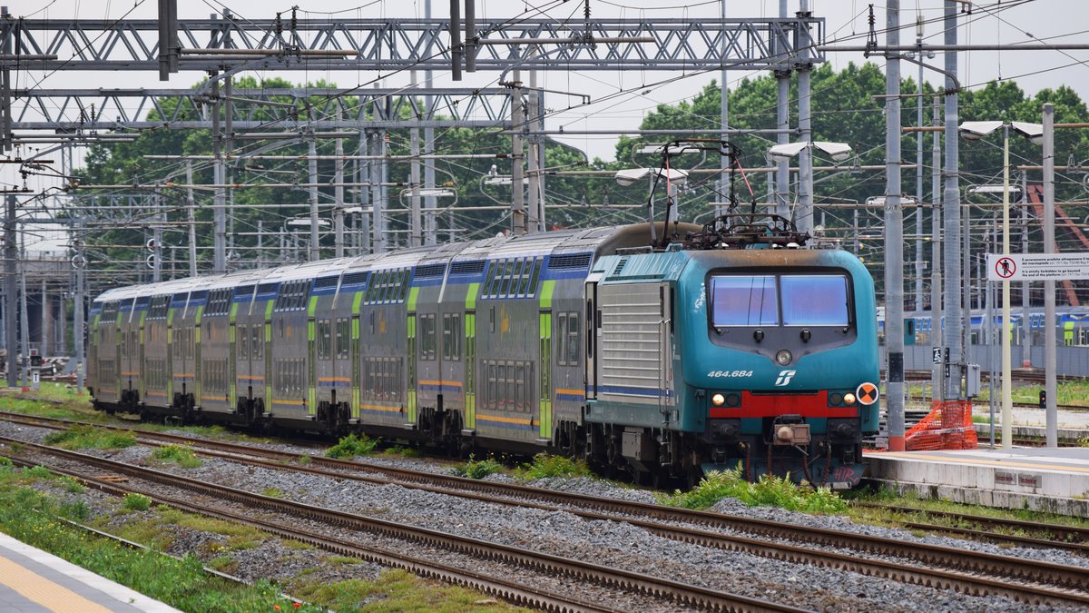 E-Lok 464.684 mit Vivalto-Doppelstockgarnitur am 23.05.2018 an Gleis 4 des Bahnhofs Roma Ostiense.