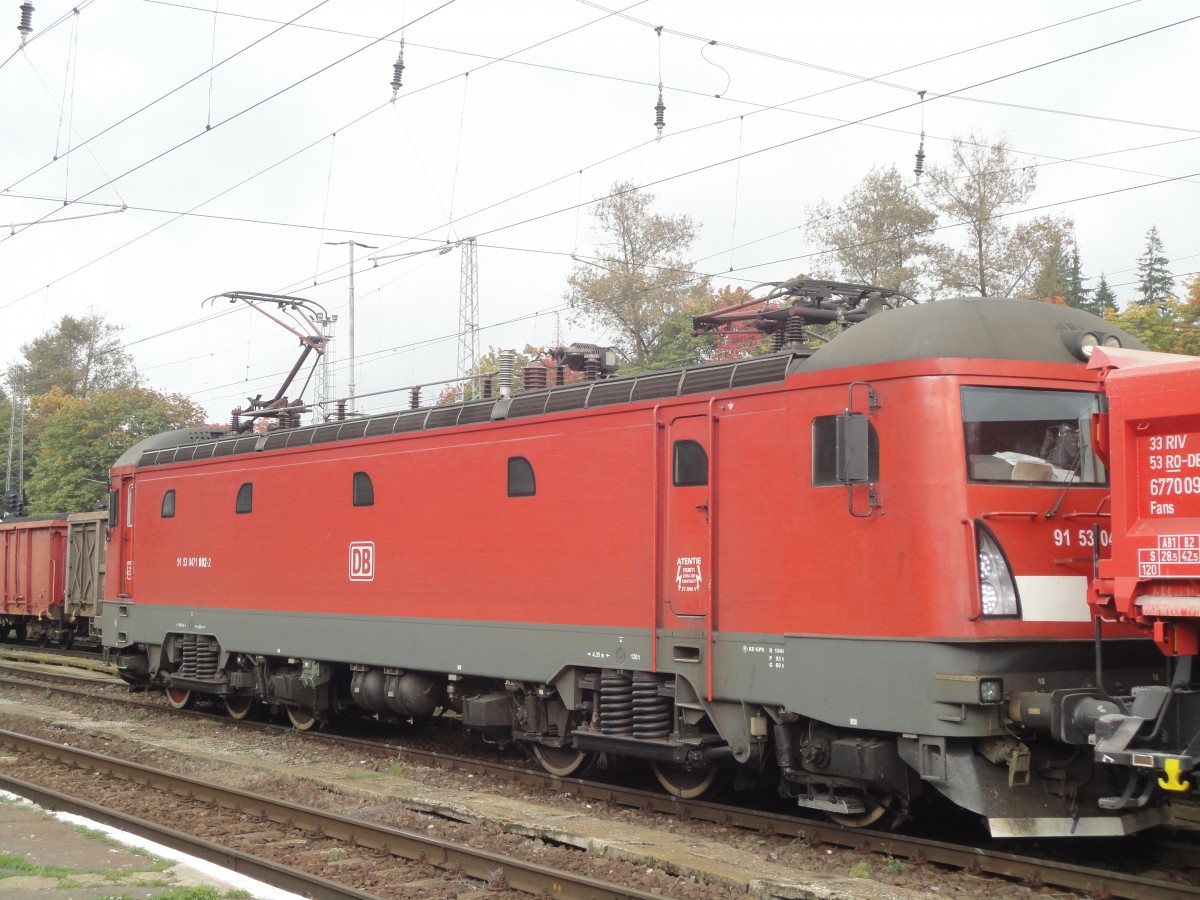 E-Lok 471-002-2 schob am 27.09.2014 einen Gueterzug aus Richtung Brasov. Foto im Bahnhof Predeal.