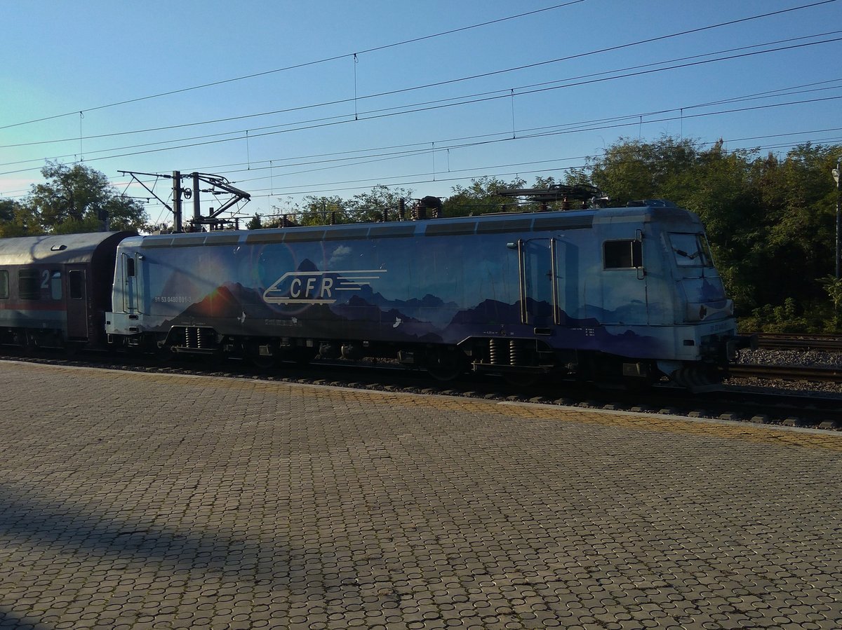 E-Lok 480-001-3 durchfaehrt am 09.10.2016 den Bahnhof Bucuresti Baneassa mit IR nach Constanta.