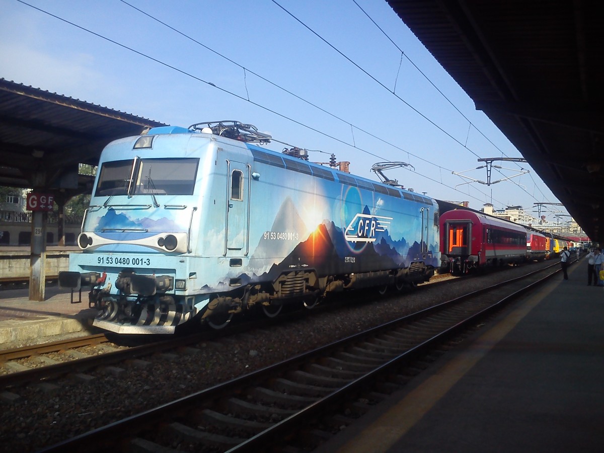 E-Lok 480-001-3 der rumaenichen Staatseisenbahn ausgestellt im bukarester Nordbahhof am 10.06.2014