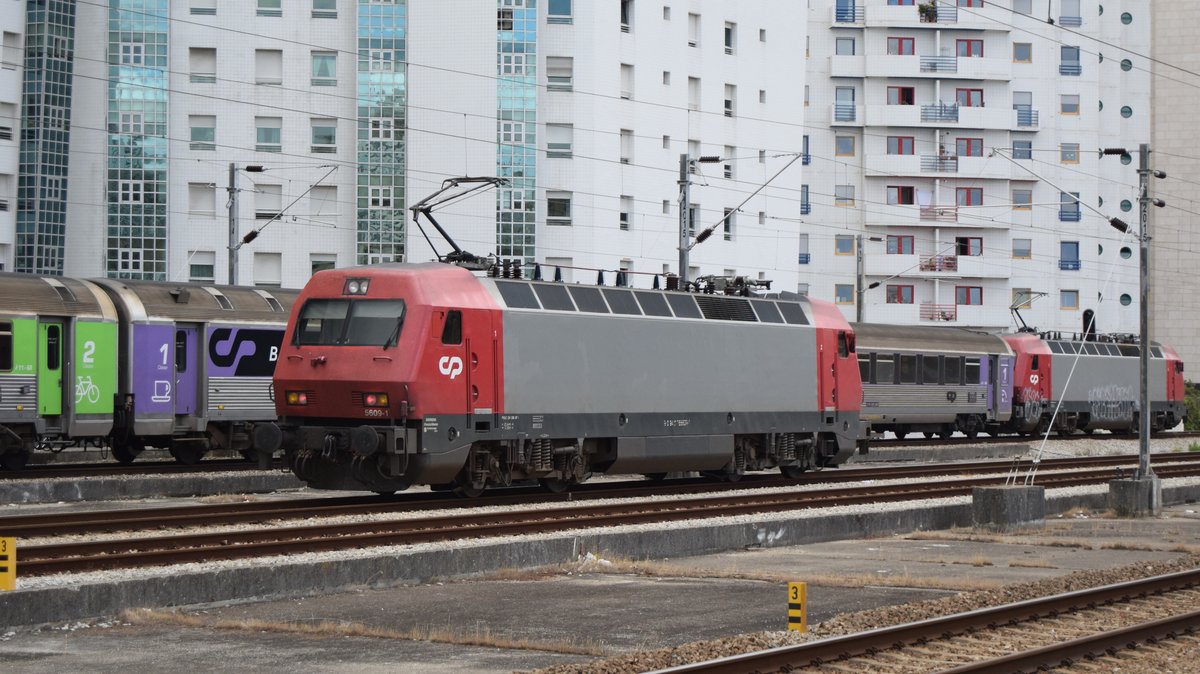 E-Lok 5609-1 manövrierte am 06.06.2017 in Bahnhof Lissabon Oriente. Im Hintergrund verlässt ein IC den Bahnhof gezogen von einer weiteren E-Lok der Baureihe 5600.