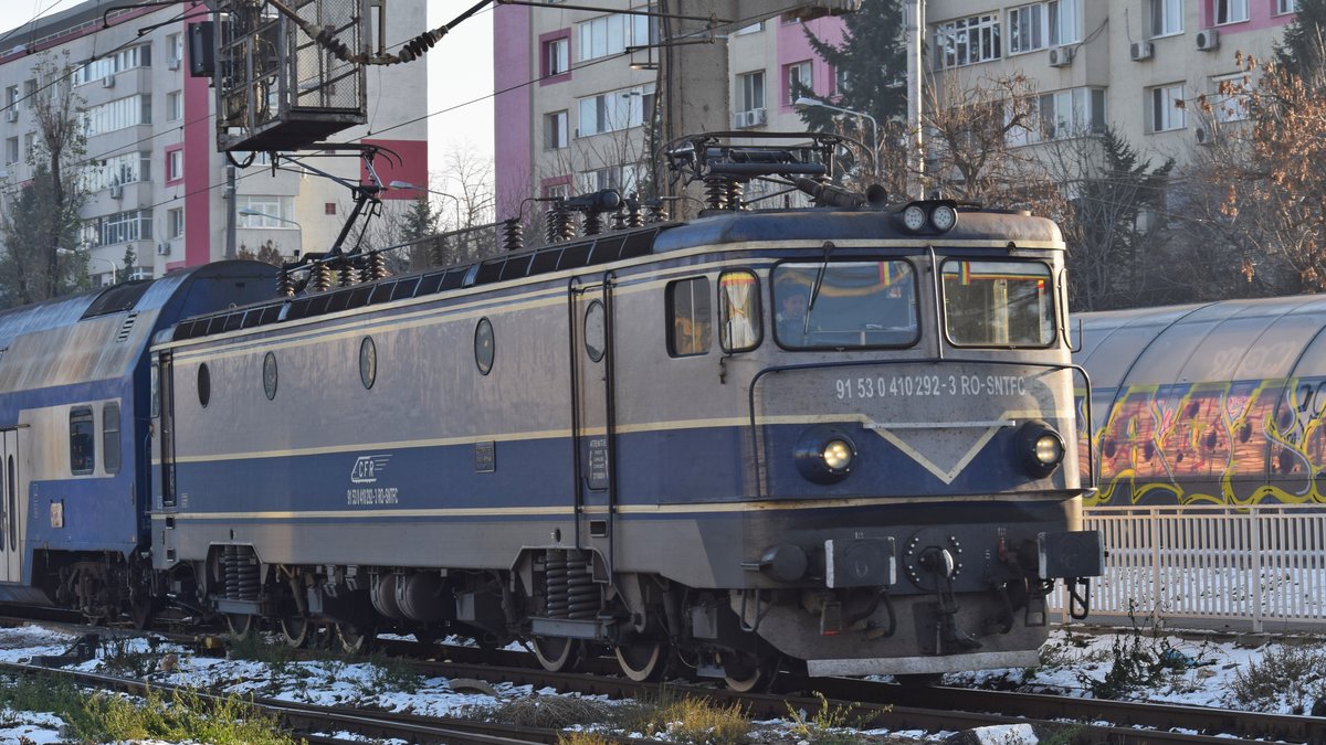 E-Lok 91-52-0-410292-3 verlässt am 02.12.2018 mit Regio-garnitur den Nordbahnhof Bukarest.