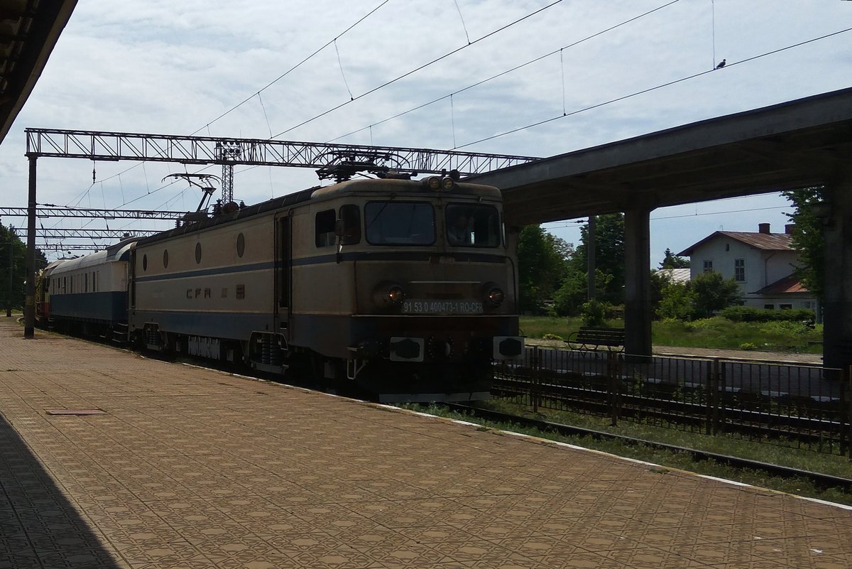 E-Lok 91-53-0-40-0473-1 im Gegenlicht als sie mit Bauzug am 13.05.2017 den Bahnhof Roman durchfuhr. 