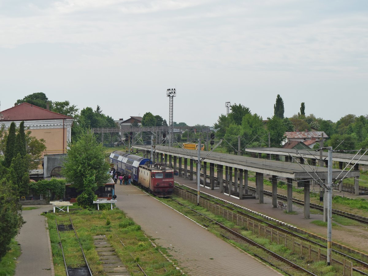 E-Lok 91-53-0-40-0912-8 mit zweiteiliger Doppelstockwagengarnitur nach Suceava am 13.05.2017 in Bahnhof Roman.