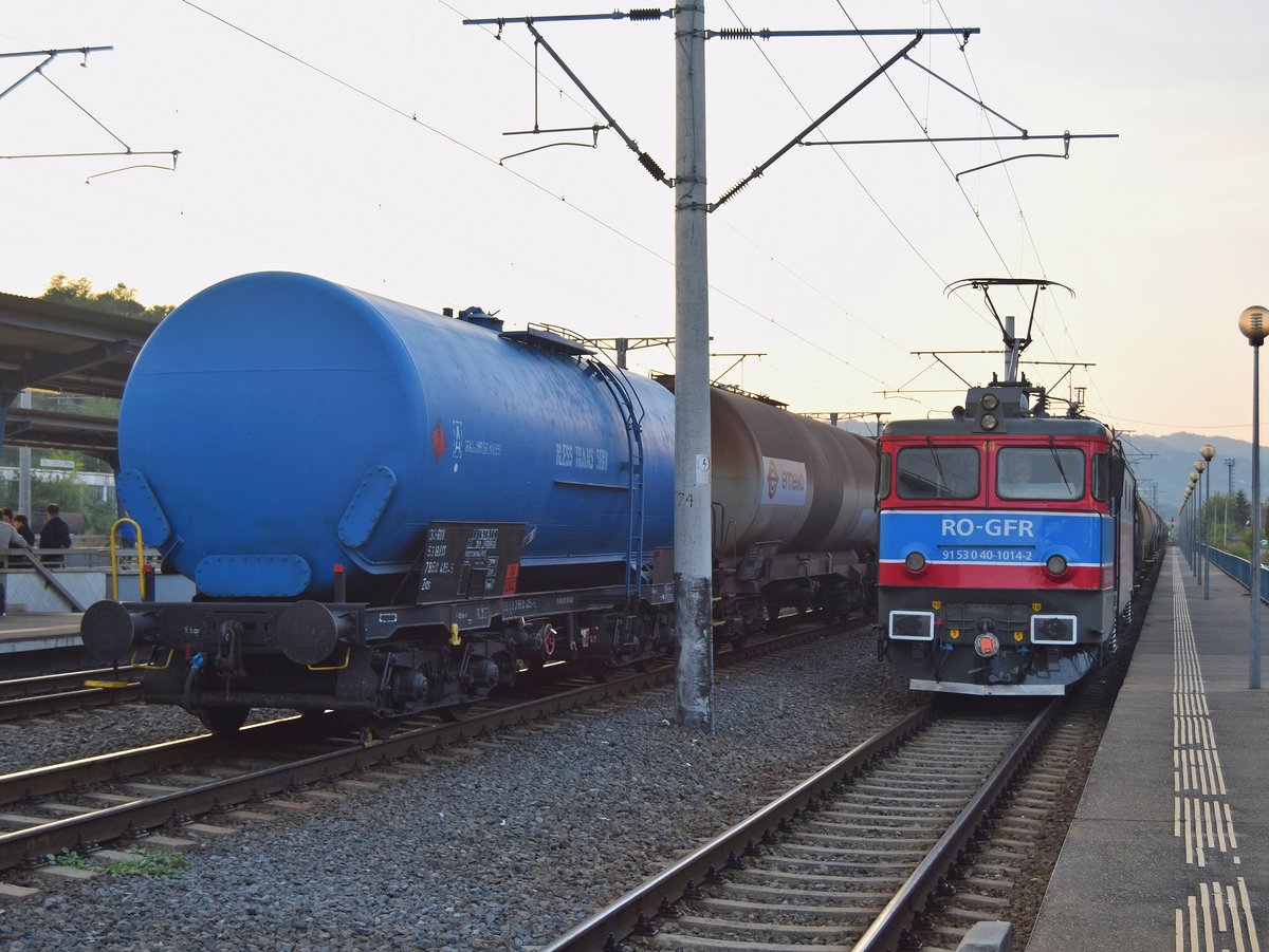E-Lok 91-53-0-40-1014-2 als Schiebelok einer Kesselwagengarnitur in Bahnhof Campina am 01.10.2017.