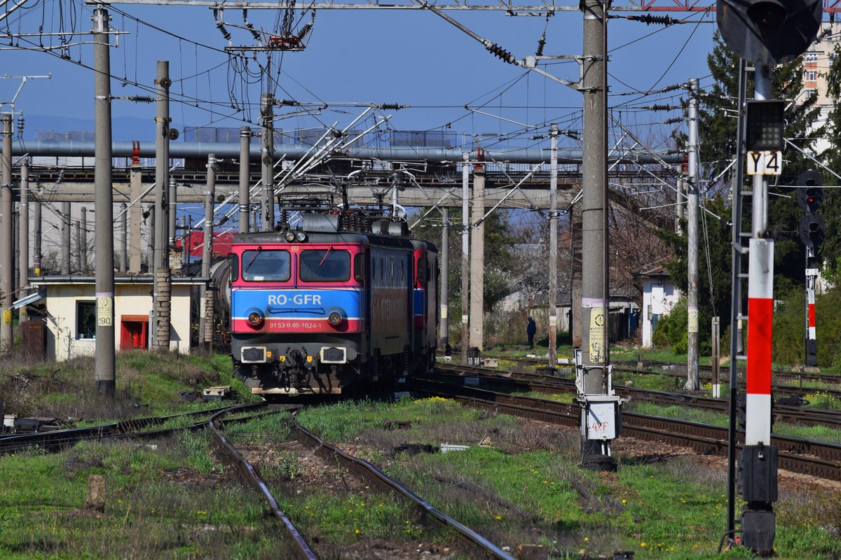 E-Lok 91-53-0-40 1024-1 als vordere Hälfte einer Doppeltraktionseinheit mit Kesselwagenzug am 09.04.2018