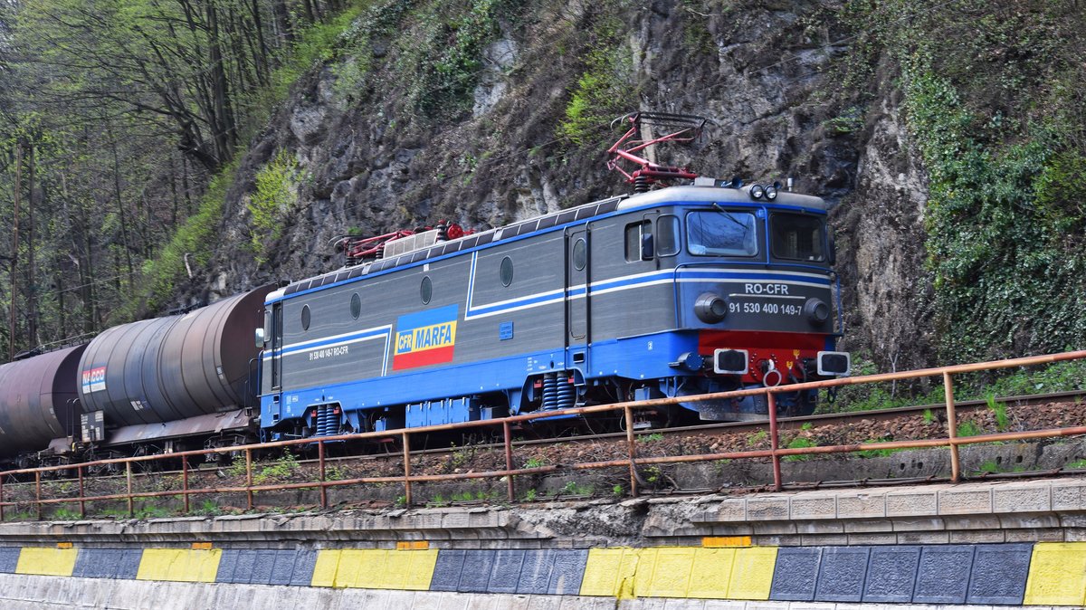 E-Lok 91-53-0-400-149-7 als Schiebelok einer Kesselwagengarnitur kurz bevor sie die Stiege in Richtung Predeal am 14.04.2018 anfährt