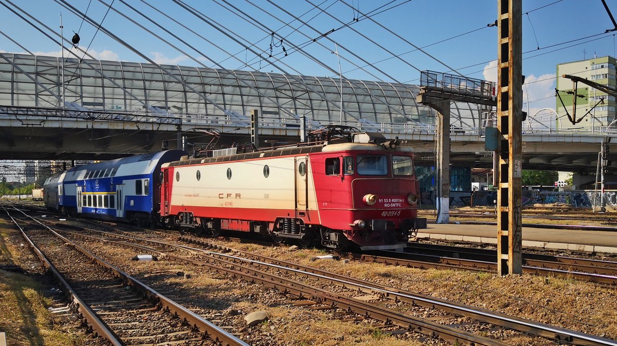 E-Lok 91-53-0-400114-1 mit Regio am 08.07.2019 in bukarester Nordbahnhof.