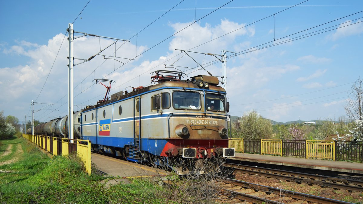 E-Lok 91-53-0-400238-8 mit Kesselwagengarnitur wenige Kilometer von Campina in Richtung Bukarest am 14.04.2018