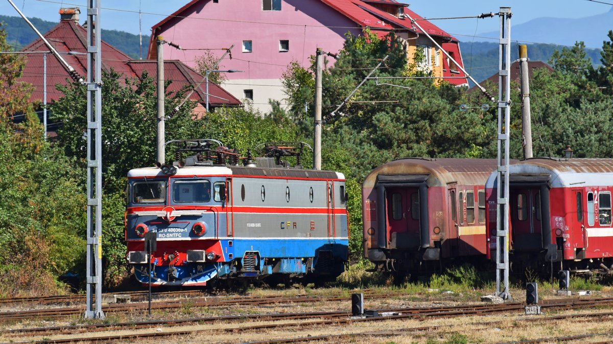 E-Lok 91-53-0-400369-1 steht abgestellt in Bahnhof Bistrita am 14.09.2017