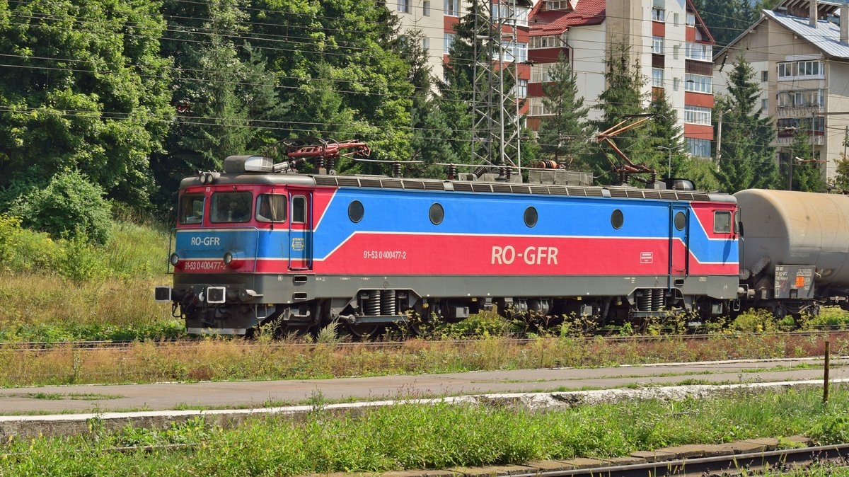 E-Lok 91-53-0-400477-2 der GFR mit Kesselwagenzug im Bahnhof Predeal aam 16.08.2017.