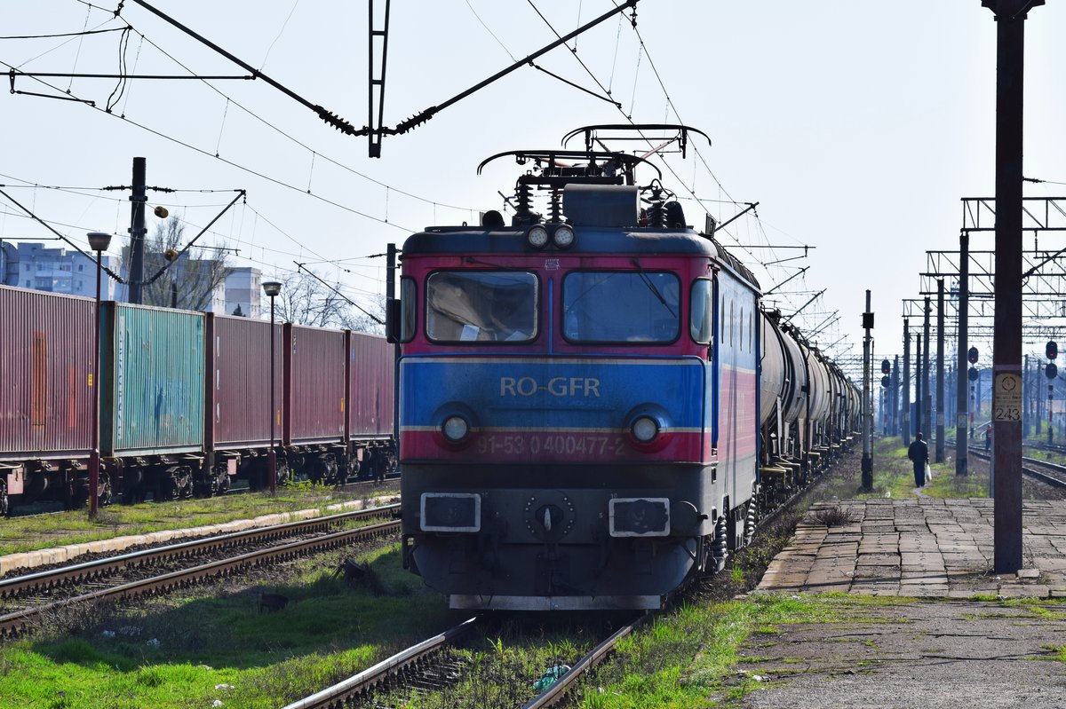 E-Lok 91-53-0-400477-2 mit Kesselwagenzug in Bahnhof Buzau am Morgen des 09.04.2018