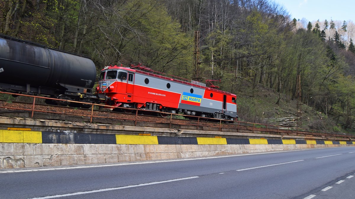 E-Lok 91-53-0-400503-3 als Schiebelok einer Kesselwagengarnitur kurz nach der Abfahrt aus Brasov am 14.04.2018. Auf der Stiege zwischen Brasov und Predeal sind Güterzüge sehr kurz (zwischen 15 un 20 Wagen lang) und haben immer eine Schiebelok am Ende, wegen der sehr hohen Steigung von etwa 27 pro Mille.
