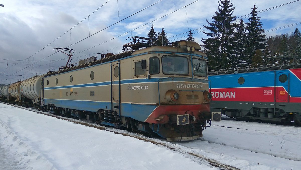 E-Lok 91-53-0-400726-2 mit Kesselwagengarnitur in Bahnhof Predeal am 30.11.2017