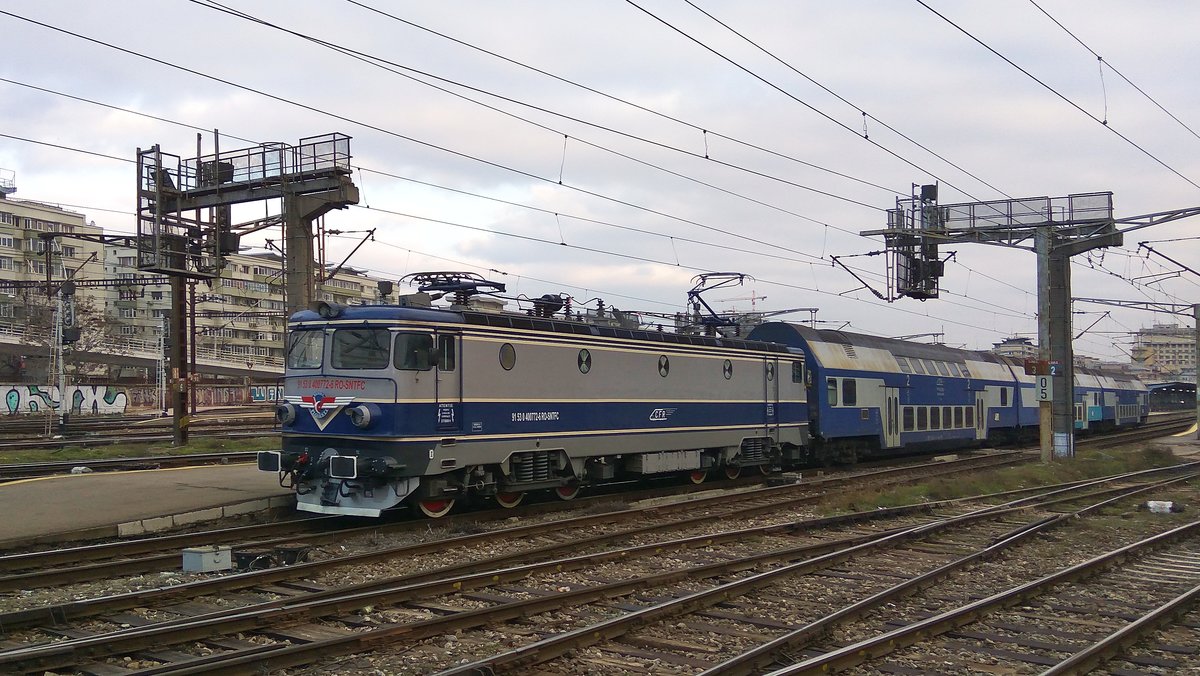 E-Lok 91-53-0-400772-6 mit Doppelstockgarnitur verlässt am 16.02.2018 den bukarester Nordbahnhof.