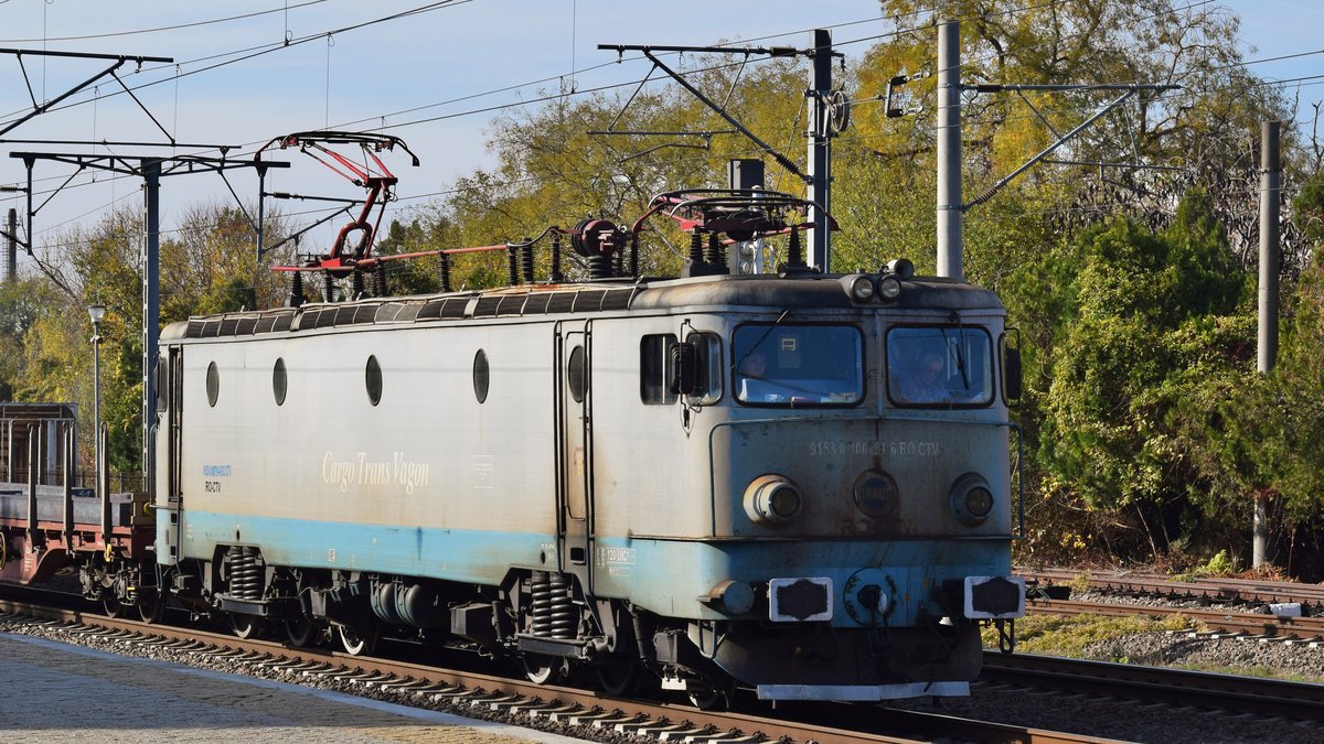 E-Lok 91-53-0-400791-6 der Cargo Trans Vagon mit Ladung bestehend aus Stahlbalken am 04.11.2018 im Bahnhof Bucuresti Baneasa.