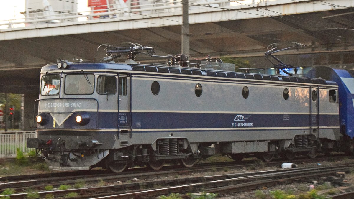 E-Lok 91-53-0-400794-0 zieht mit Doppelstockgarnitur im nordbahnhof Bukarest am 17.9.2017