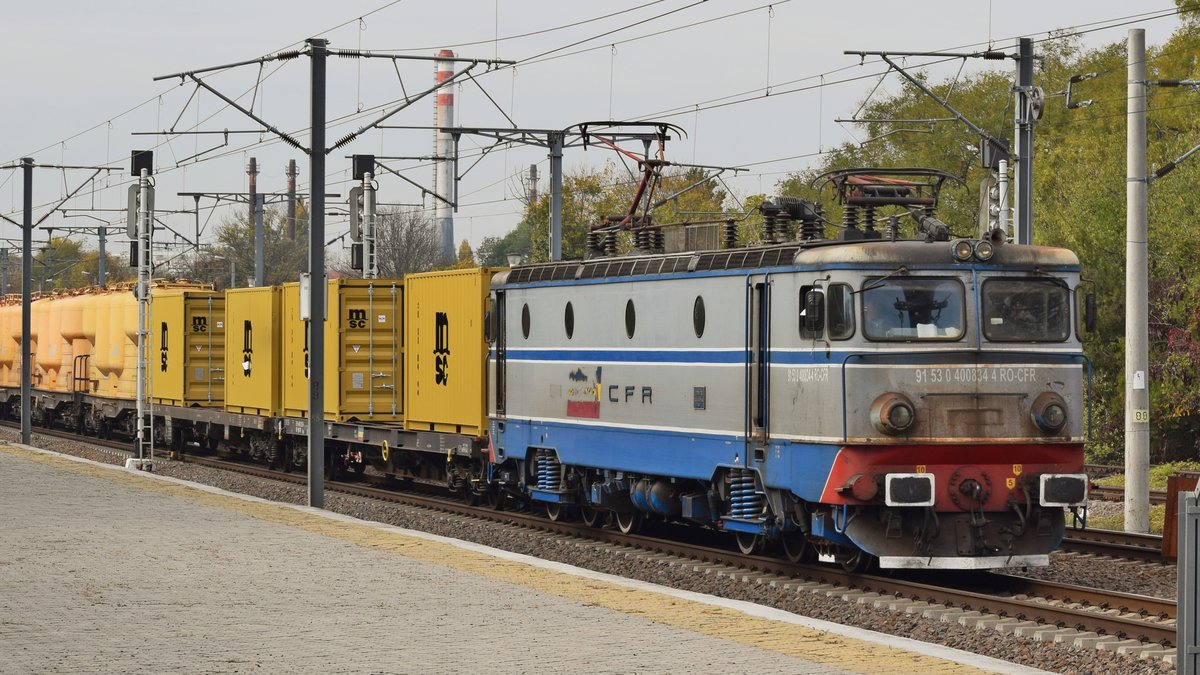 E-Lok 91-53-0-400834-4 der CFR MArfo bespannte am 27.10.2018 einen Güterzug aus zwei Containerflachwagen und etwa 25 Laugewagen. Aufnahme im Bahnhof Bucuresti Baneasa.