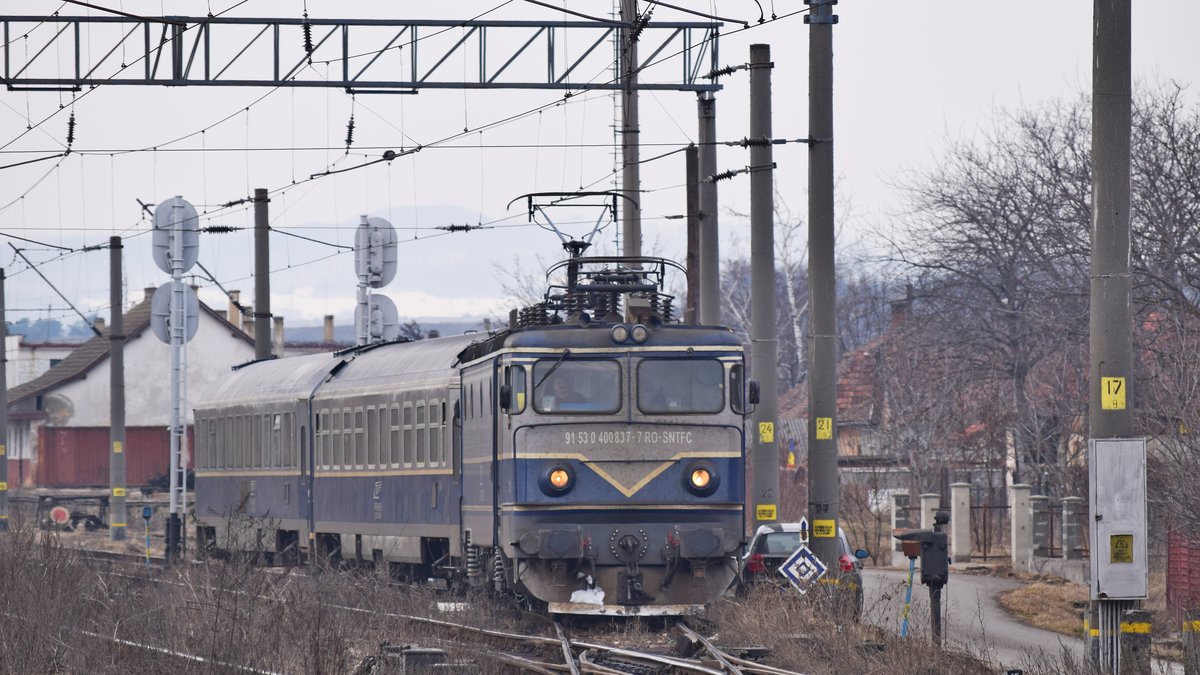 E-Lok 91-53-0-400837-7 mit Regiogarnitur am 16.02.2019 in Bahnhof Deda.
Aufnahme vom Bahnhübergang am östlichem Ende des Bahnhofs Deda.