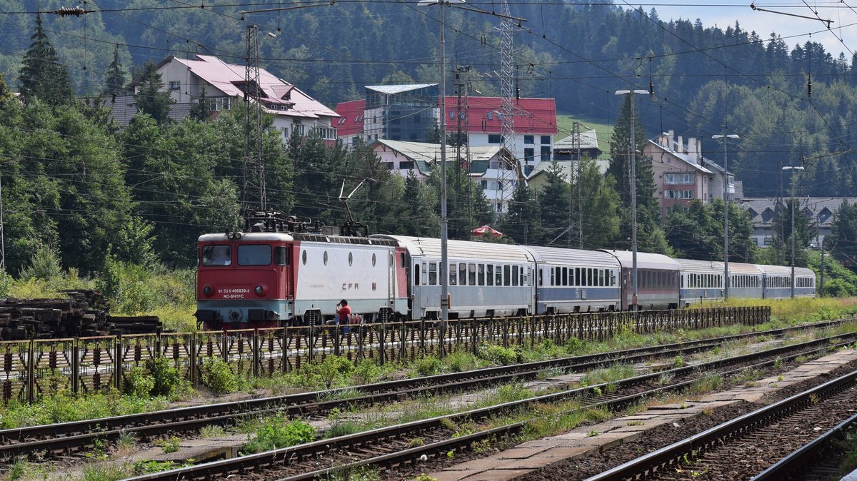 E-Lok 91-53-0-400839-3 mit IR-Garnitur nach Targu Mures zieht am 16.08.2017 an Gleis 7 des Bahnhofs Predeal.