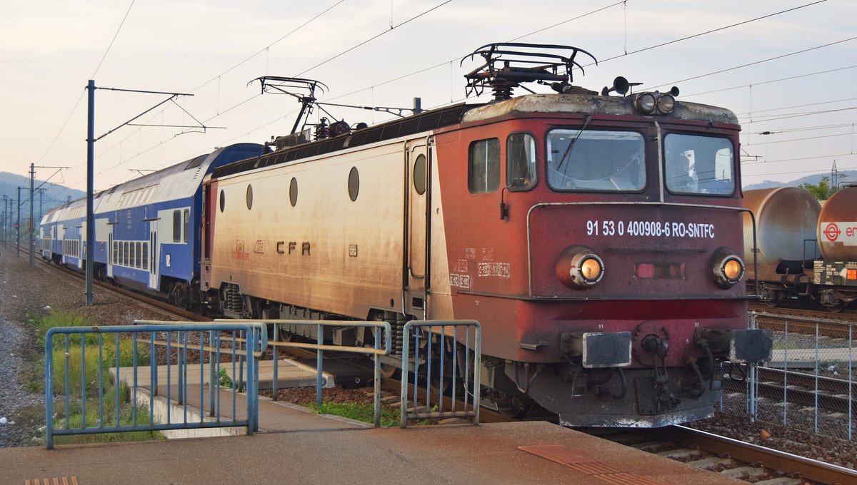 E-Lok 91-53-0-400908-6 mit Doppelstockgarnitur in Bahnhof Campina am 01.10.2017.