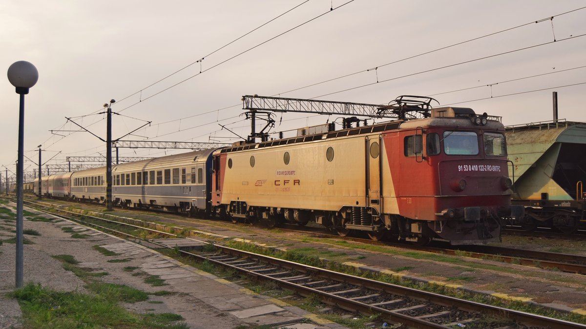 E-Lok 91-53-0-410122-2 durchfährt am 30.09.2017 mit IR-Gernitur nach Constanta den Bahnhof Fetesti