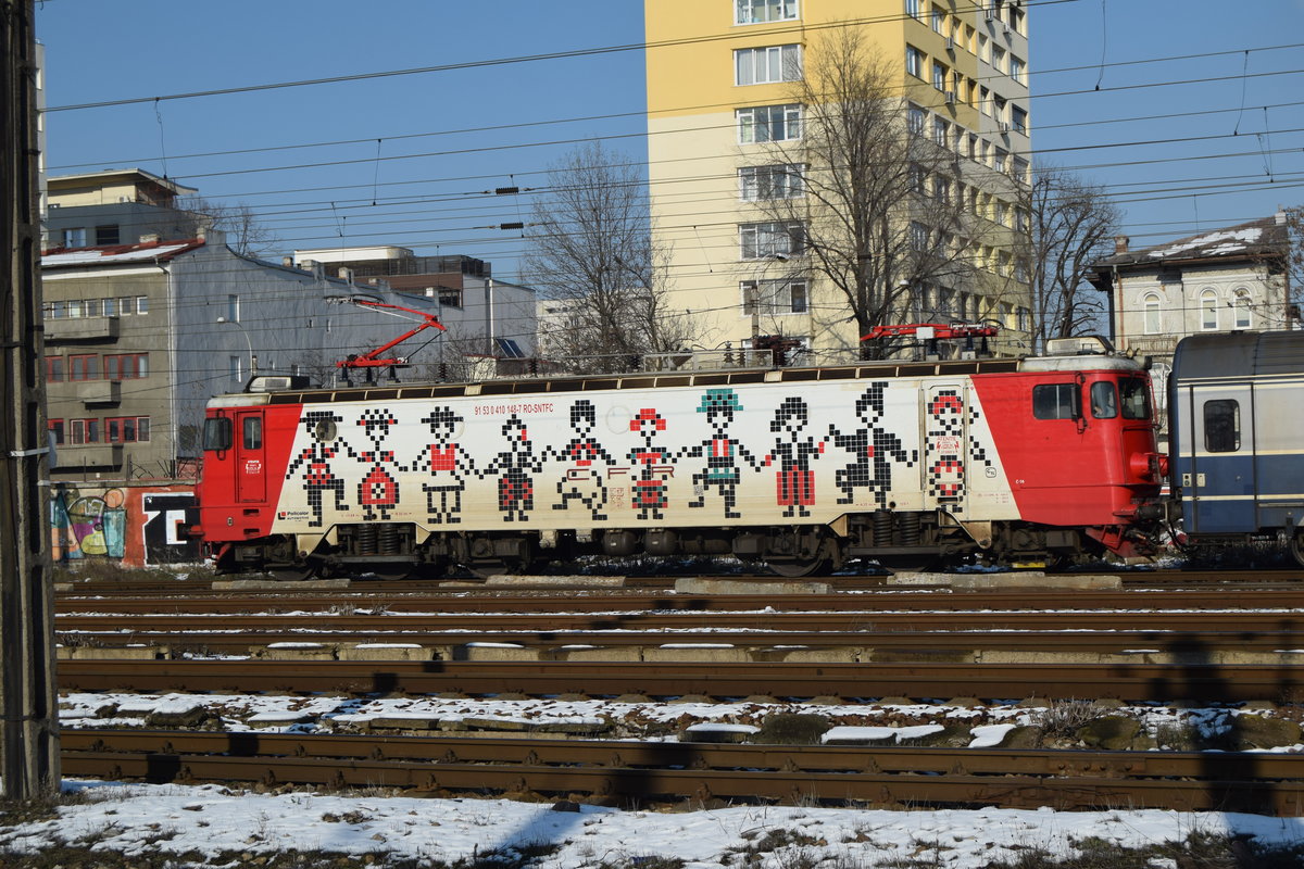 E-Lok 91-53-0-410148-7 schiebt am 24.01.2017 eine IR-Garnitur in den Bukarester Nordbahnhof.