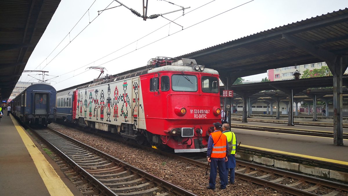 E-Lok 91-53-0-410148-7 wartet am 04.06.2019 mit IR-Garnitur im Nordbahnhof Bukarest auf freie fahrt.