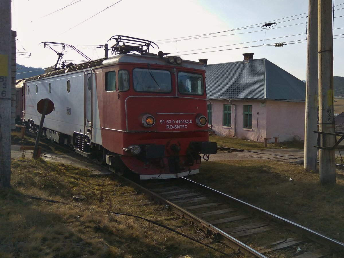 E-Lok 91-53-0-410182-6 mit IR-Garnitur nach Galati wenige Sekunden nach der Abfahrt aus Bahnhof Mestecanis am 24.11.2017.