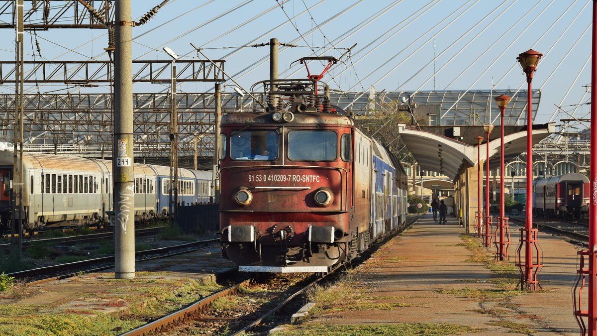 E-Lok 91-53-0-410209-7 mit Regio in Richtung Craiova am 13.10.2018 im Nordbahnhof Bukarest.