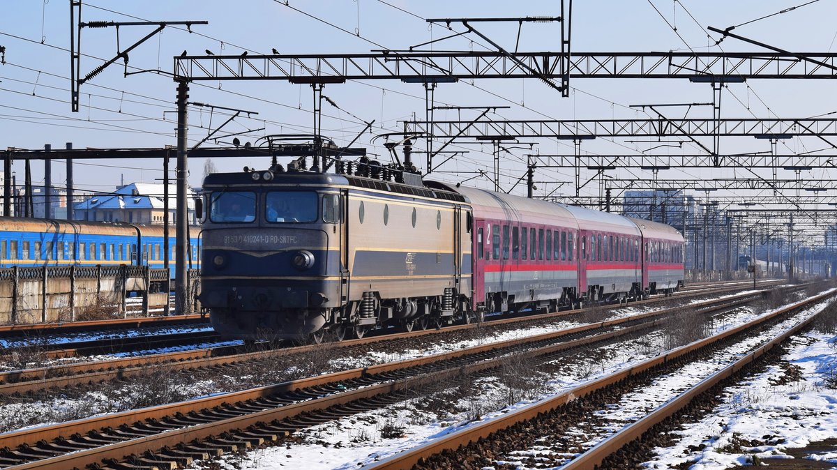 E-Lok 91-53-0-410241-0 mit IR-Garnitue kurz nach Verlassen des Nordbahnhofs Bukarest