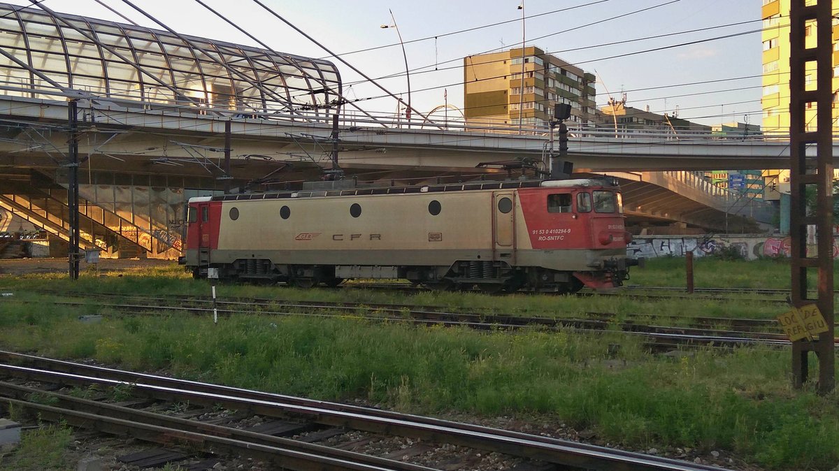 E-Lok 91-53-0-410294-9 manoevriert am 29.05.2017 im bukarester Nordbahnhof.