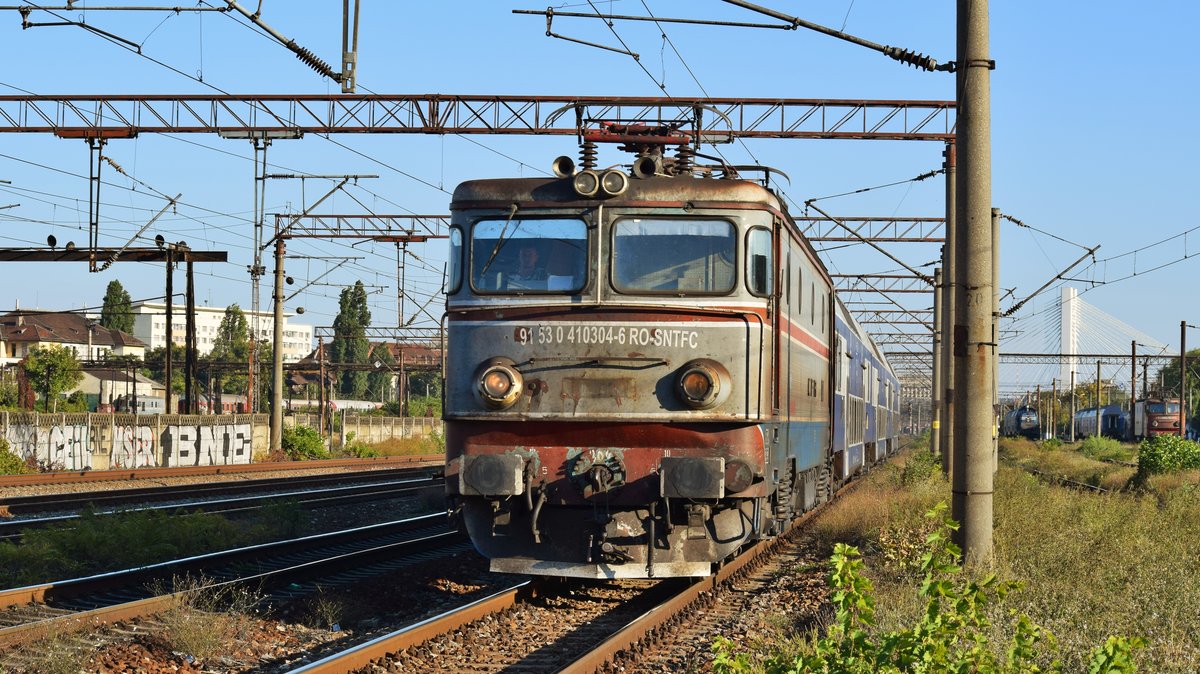 E-Lok 91-53-0-410304-6 mit Doppelstockgarnitur am 06.10.2018 bei der Einfahrt im Haltepunkt Bucuresti Basarab.