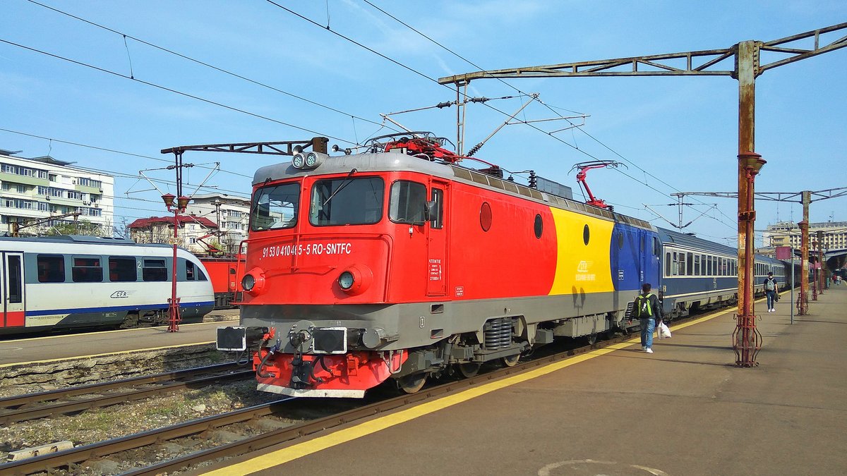 E-Lok 91-53-0-410465-5 mit IR-Garnitur im bukarester Nordbahnhof am 13.04.2018