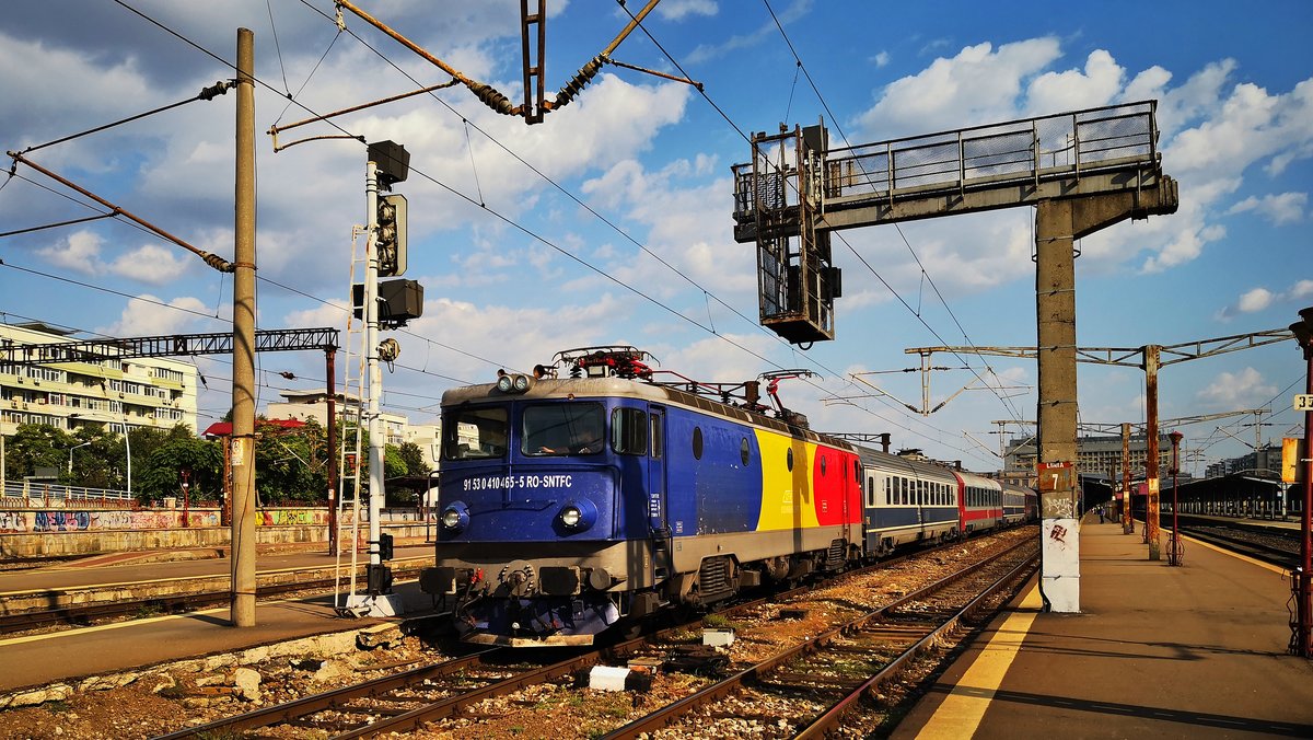 E-Lok 91-53-0-410465-5 verlaesst am 30.08.2019 den bukarester Nordbahnhof mit Interregio in Richtung Suceava. 