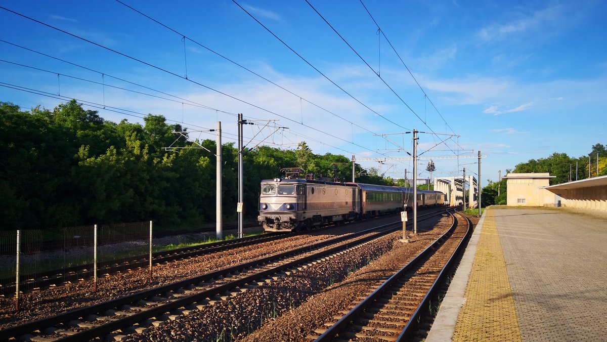 E-Lok 91-53-0-410767-4 fährt mit Interregio-Garnitur aus Richting Constanta am 25.05.2019 durch den Bahnhof Bucuresti Baneasa. 