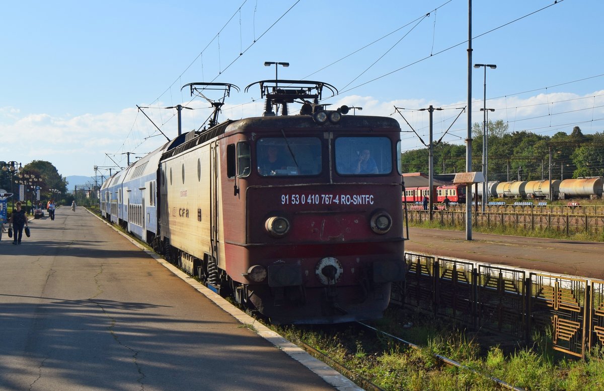 E-Lok 91-53-0-410767-4 mit doppelstöckiger Regiogernitur nach Bukarest, fährt am 15.09.2017 von Bahnsteig 1 Des Bahnhofs Brasov ab.